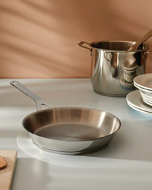 Alessi Bratpfanne Pots&amp;Pans – AJM110/24 – ø 24 cm – von Jasper Morrison – ohne Antihaftbeschichtung