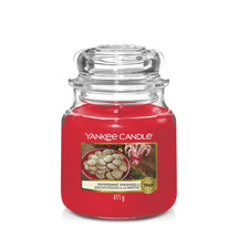 Yankee Candle Duftkerze Medium Peppermint Pinwheels - 13 cm / ø 11 cm