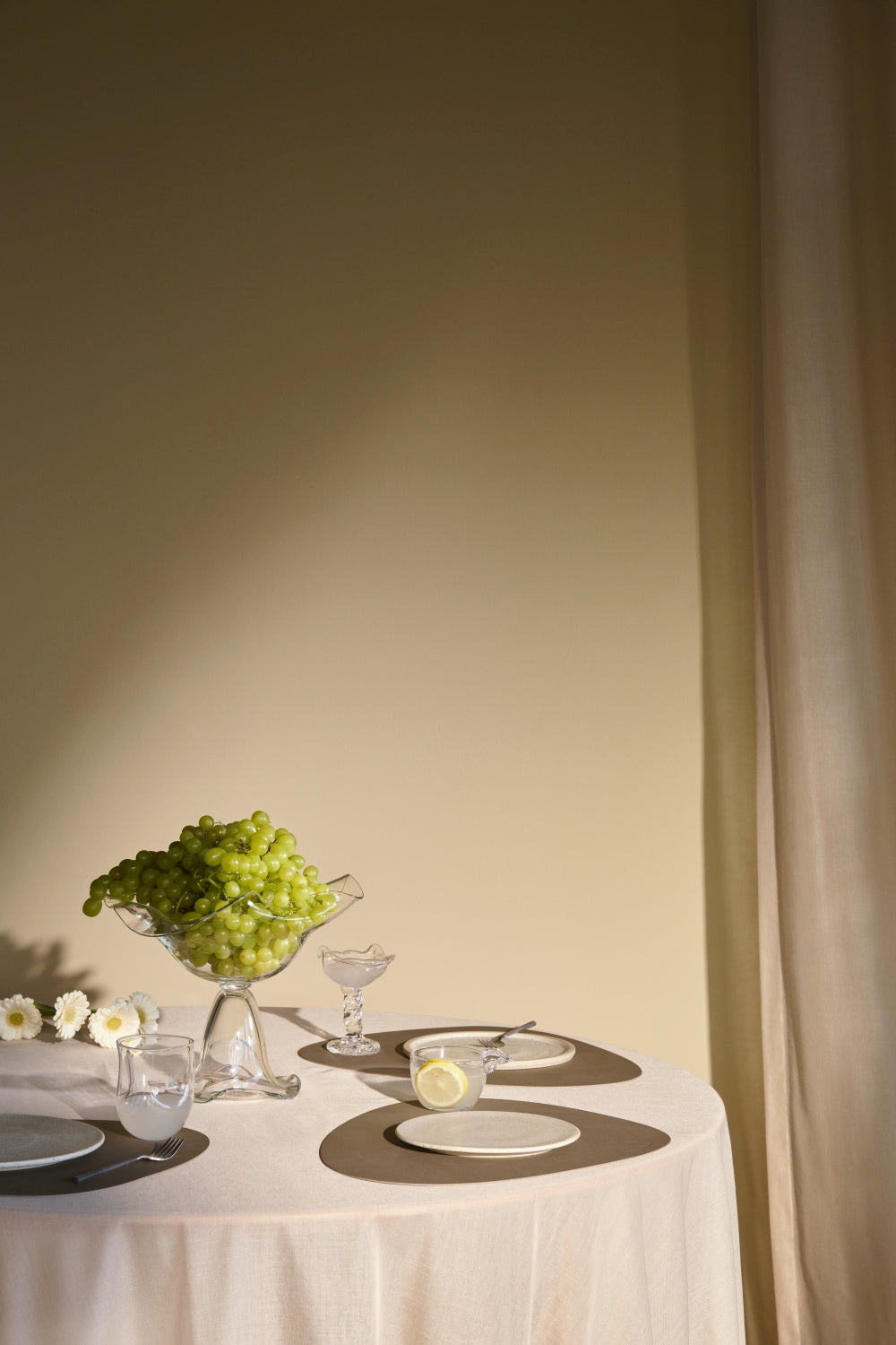 LIND DNA Tischsets Nupo - Leder - Flintgrau - Curved - 44 x 37 cm - 2 Stück