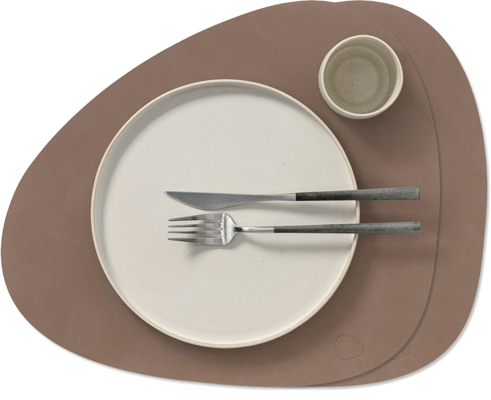 LIND DNA Tischsets Nupo - Leder - Trüffel - Curved - 44 x 37 cm - 2 Stück