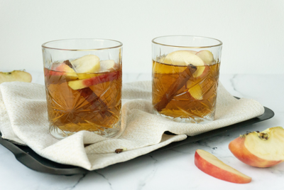 Weiße Sangria mit Apfel und Zimt