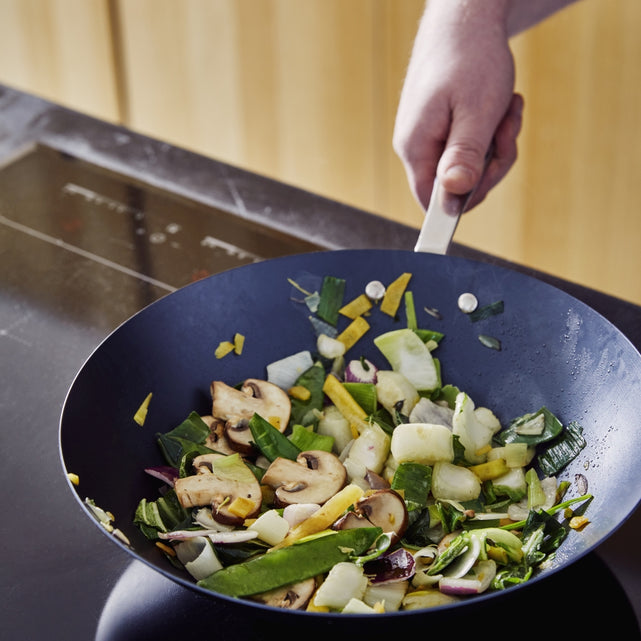 Wie reinigt man einen eingebrannten Wok?