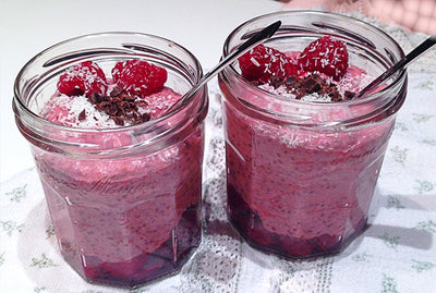 Chia-Pudding mit Kokosnuss und roten Früchten