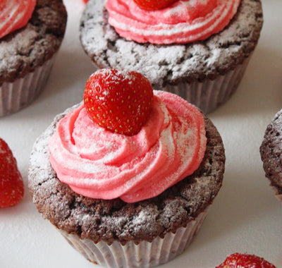 Schokoladen-Cupcakes mit Erdbeere