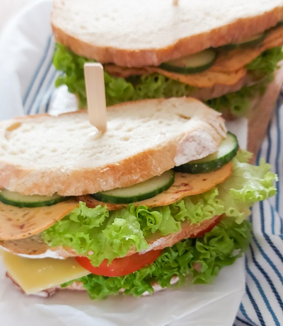 Club-Sandwich mit Omelett, Gurke und Tomate