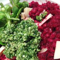 Geröstetes Rote-Bete-Risotto mit Feldsalat-Pesto