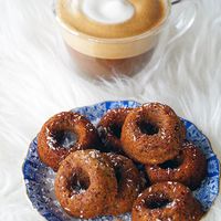 Glutenfreie und zuckerfreie Donuts aus dem Ofen