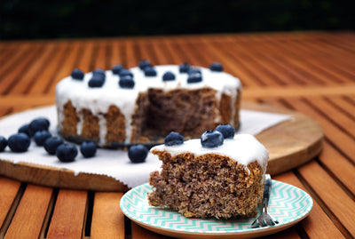 Glutenfreier Kuchen mit Blaubeeren und Limette und zuckerfreiem Zuckerguss