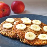 Haferflockenpfannkuchen mit Apfel und Banane