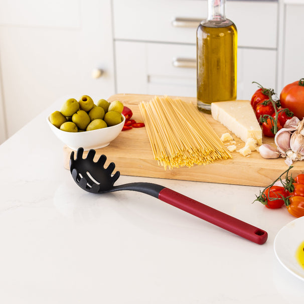 KitchenAid Spaghettilöffel Classic Kaiserrot Kunststoff 34cm - Pastaheber