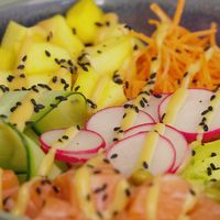 Poké Bowl mit Lachs und Avocado