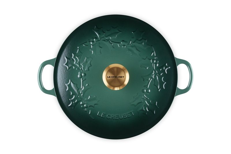 Le Creuset Bratpfanne Marmite mit goldfarbenem Knopf – Holly Christmas – Artichaut Green – ø 26 cm / 4,1 Liter