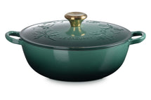 Le Creuset Bratpfanne Marmite mit goldfarbenem Knopf – Holly Christmas – Artichaut Green – ø 26 cm / 4,1 Liter