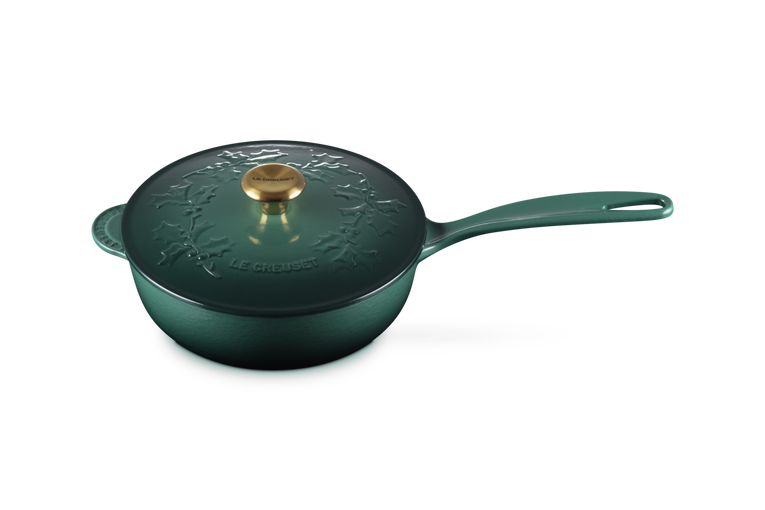 Le Creuset Saucentopf aus Gusseisen – goldfarbener Knopf – Holly Christmas – Artichaut Green – ø 21 cm / 2 Liter