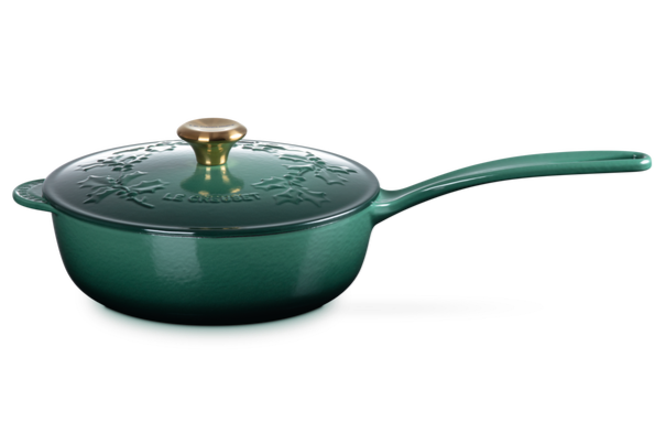 Le Creuset Saucentopf aus Gusseisen – goldfarbener Knopf – Holly Christmas – Artichaut Green – ø 21 cm / 2 Liter