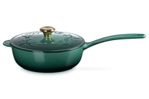 Le Creuset Saucentopf aus Gusseisen – goldfarbener Knopf – Holly Christmas – Artichaut Green – ø 21 cm / 2 Liter