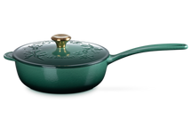 Le Creuset Saucentopf aus Gusseisen – goldfarbener Knopf – Holly Christmas – Artichaut Green – ø 21 cm / 2 Liter