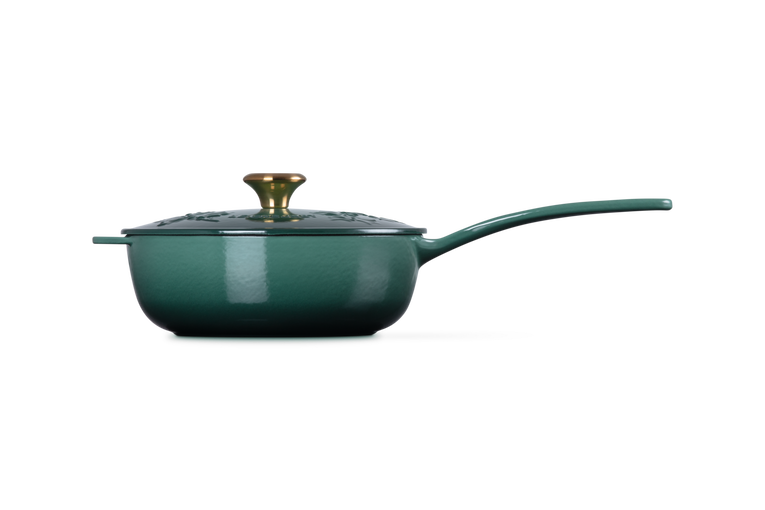 Le Creuset Saucentopf aus Gusseisen – goldfarbener Knopf – Holly Christmas – Artichaut Green – ø 21 cm / 2 Liter