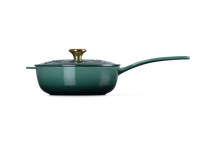 Le Creuset Saucentopf aus Gusseisen – goldfarbener Knopf – Holly Christmas – Artichaut Green – ø 21 cm / 2 Liter