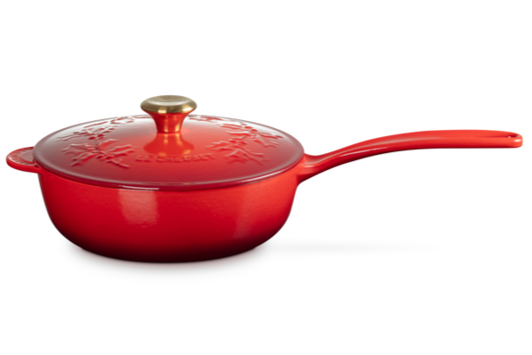 Le Creuset Saucentopf aus Gusseisen – Goldfarbener Knopf – Holly Christmas – Kirschrot – ø 21 cm / 2 Liter