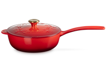 Le Creuset Saucentopf aus Gusseisen – Goldfarbener Knopf – Holly Christmas – Kirschrot – ø 21 cm / 2 Liter