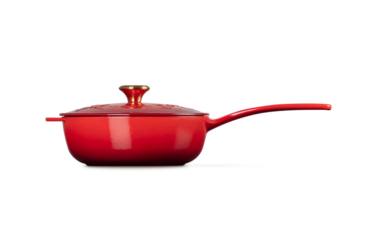 Le Creuset Saucentopf aus Gusseisen – Goldfarbener Knopf – Holly Christmas – Kirschrot – ø 21 cm / 2 Liter