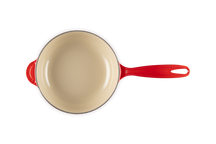 Le Creuset Saucentopf aus Gusseisen – Goldfarbener Knopf – Holly Christmas – Kirschrot – ø 21 cm / 2 Liter