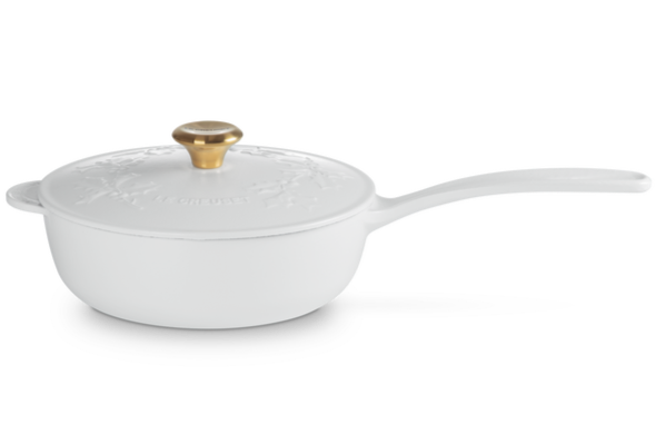 Le Creuset Saucentopf aus Gusseisen – goldfarbener Knopf – Holly Christmas – Weiß – ø 21 cm / 2 Liter