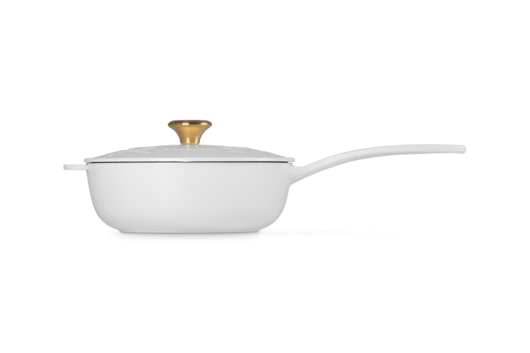 Le Creuset Saucentopf aus Gusseisen – goldfarbener Knopf – Holly Christmas – Weiß – ø 21 cm / 2 Liter