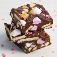 Ein köstlicher Fudge mit Keksen, Nüssen und Marshmallows!