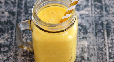 Smoothie mit Mango, Banane und Ananas