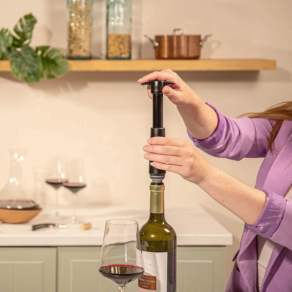 Vacu Vin Weinpumpe - mit 2 Weinverschlüssen - Weinretter - Schwarz