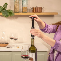 Vacu Vin Weinpumpe - mit 2 Weinverschlüssen - Weinretter - Schwarz