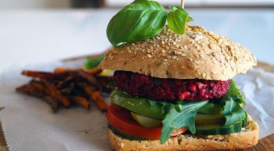 Vegetarischer Rote-Bete-Burger mit Feta und Avocado