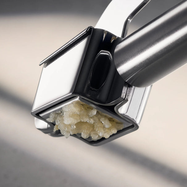 WMF Knoblauchpresse Profi Plus 18 cm - Inklusive GRATIS Cookinglife Ölzerstäuber 100 ml