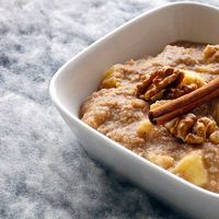 Warmes Quinoa-Frühstück mit Apfel und Zimt