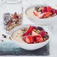 Joghurt-Obstschale mit Granola