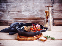 Alva Grillpfanne - Grillplatte - Nori - Gusseisen ø 28 cm - emaillierte Antihaftbeschichtung + Gratis Ledergriffe