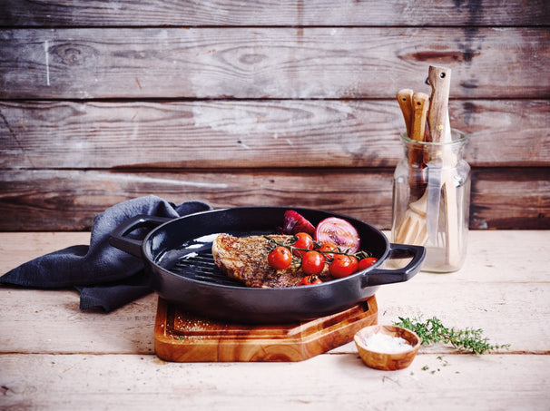 Alva Grillpfanne - Grillplatte - Nori - Gusseisen ø 28 cm - emaillierte Antihaftbeschichtung + Gratis Ledergriffe