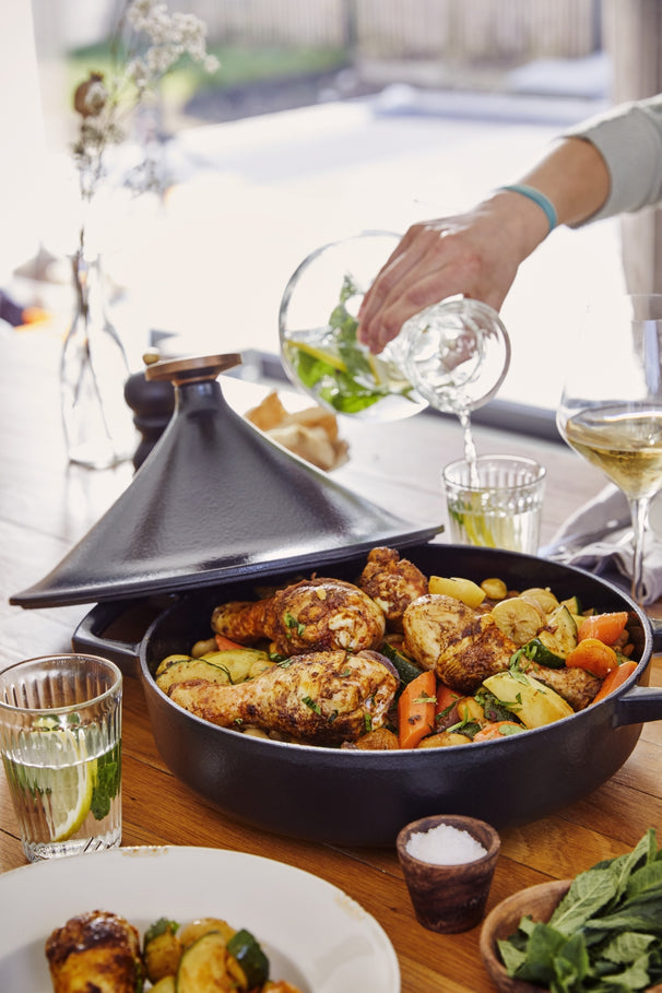 Alva Tagine - Nori - Gusseisen ø 28 cm - 3 Liter - emaillierte Antihaftbeschichtung + Gratis Ledergriffe