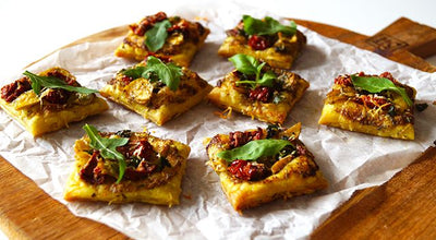 Blätterteig-Snacks mit Pesto und Tomate