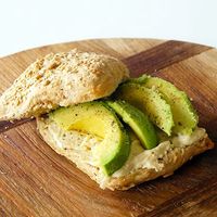 Sandwich mit Avocado und Hummus