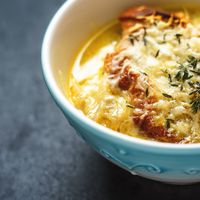 Zwiebelsuppe mit Bockbier