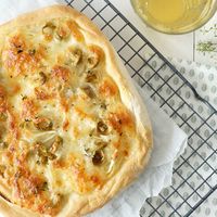 Focaccia mit Mozzarella, Zwiebeln und Oliven