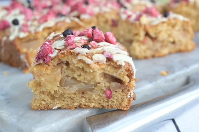 Haferflockenkuchen mit Pfirsich und Apfel