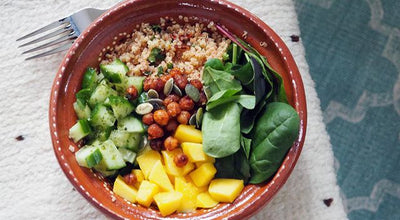 Vegane Poke Bowl mit Quinoa, Mango und Avocado