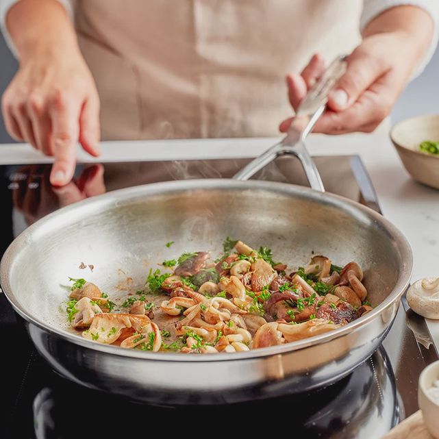 So braten Sie mit einer Bratpfanne aus Edelstahl