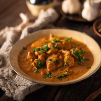 Indisches Curry mit Hühnchen und Kichererbsen