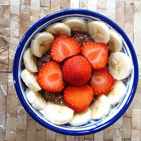 Hüttenkäse mit Banane, Erdbeere und Leinsamen