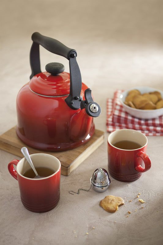 Le Creuset Wasserkessel / Flötenkessel Tradition - Induktion - Kirschrot - 2.1 Liter